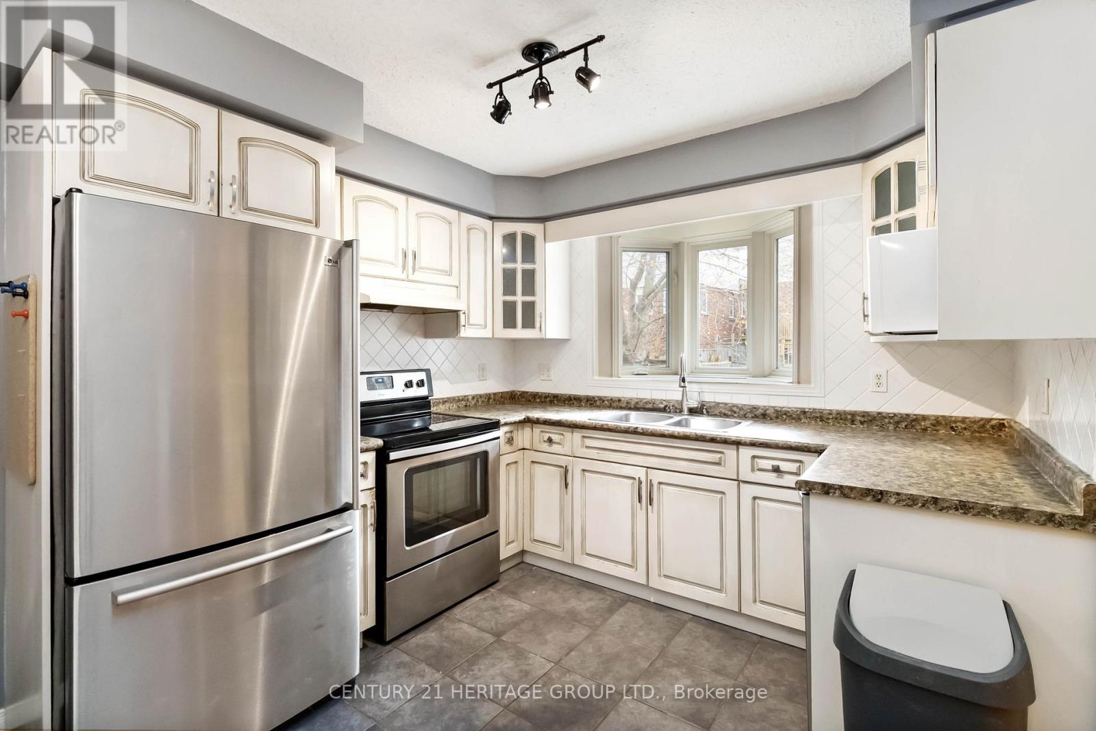 77 Doyle Drive, Guelph, Ontario N1G 5B9 - Photo 18 - X12525664