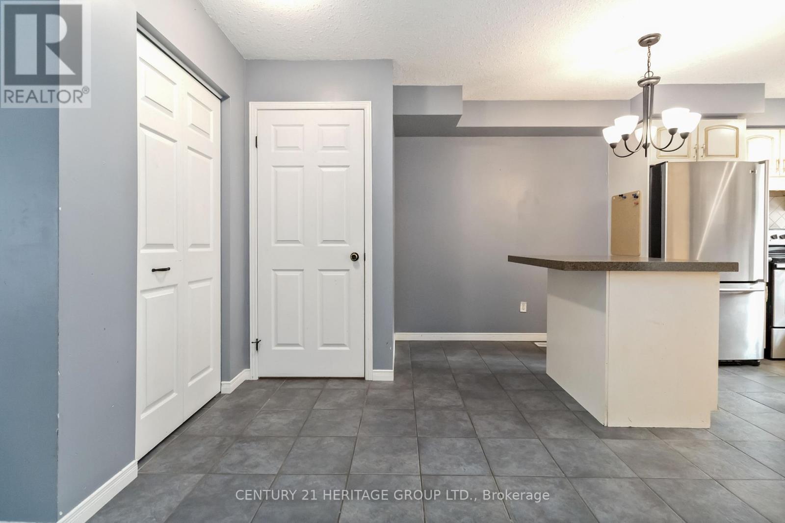 77 Doyle Drive, Guelph, Ontario N1G 5B9 - Photo 14 - X12525664