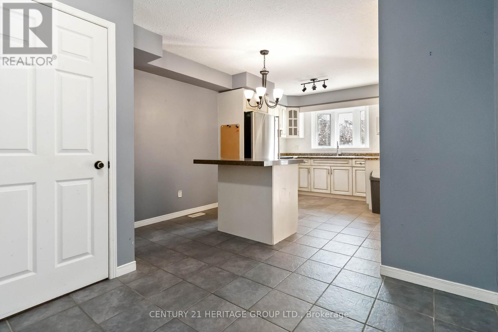 77 Doyle Drive, Guelph, Ontario N1G 5B9 - Photo 13 - X12525664