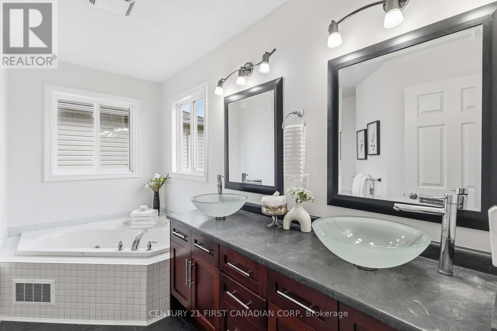 1353 South Wenige Drive, London North, Ontario  N5X 4M8 - Photo 17 - X12550634