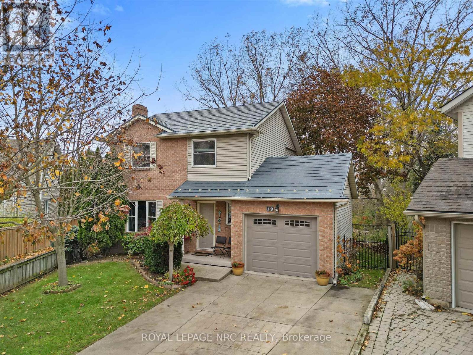 19 Brigantine Court, St. Catharines, Ontario L2M 7V4 - Photo 3 - X12550570