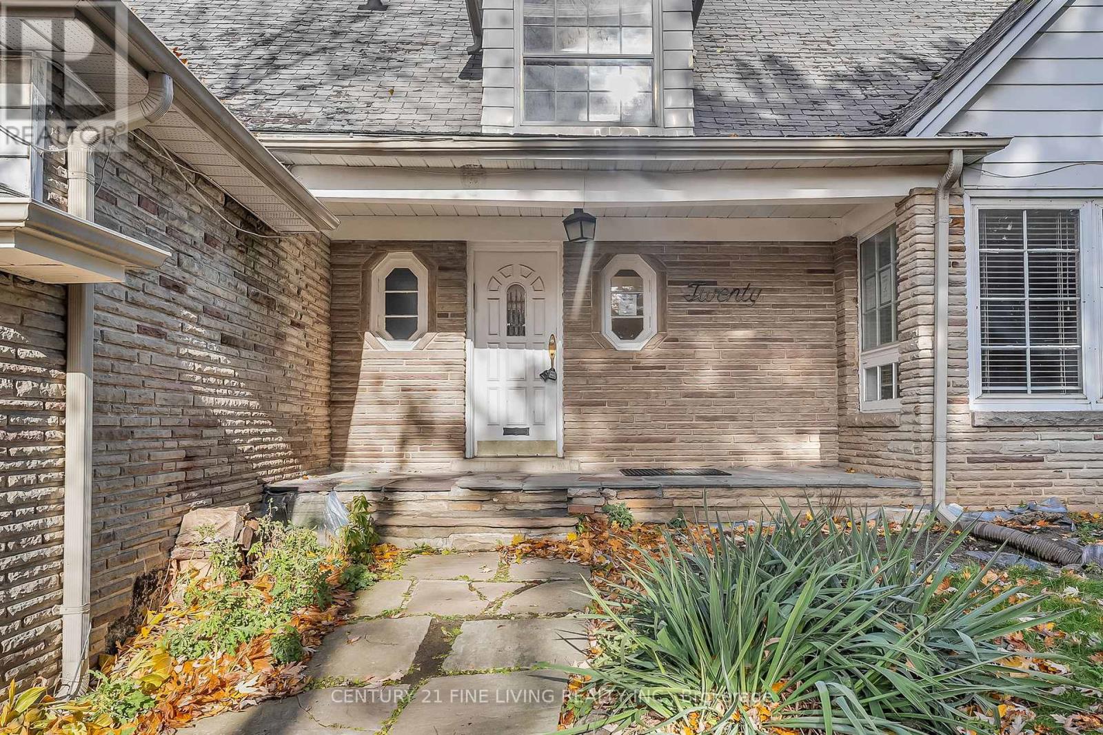 20 Owen Boulevard, Toronto, Ontario  M2P 1E9 - Photo 2 - C12546196