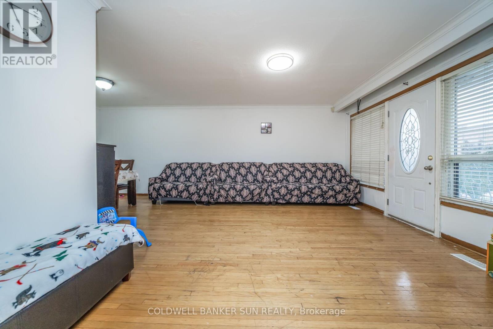 69 Songwood Drive, Toronto, Ontario M9M 1X4 - Photo 9 - W12549932