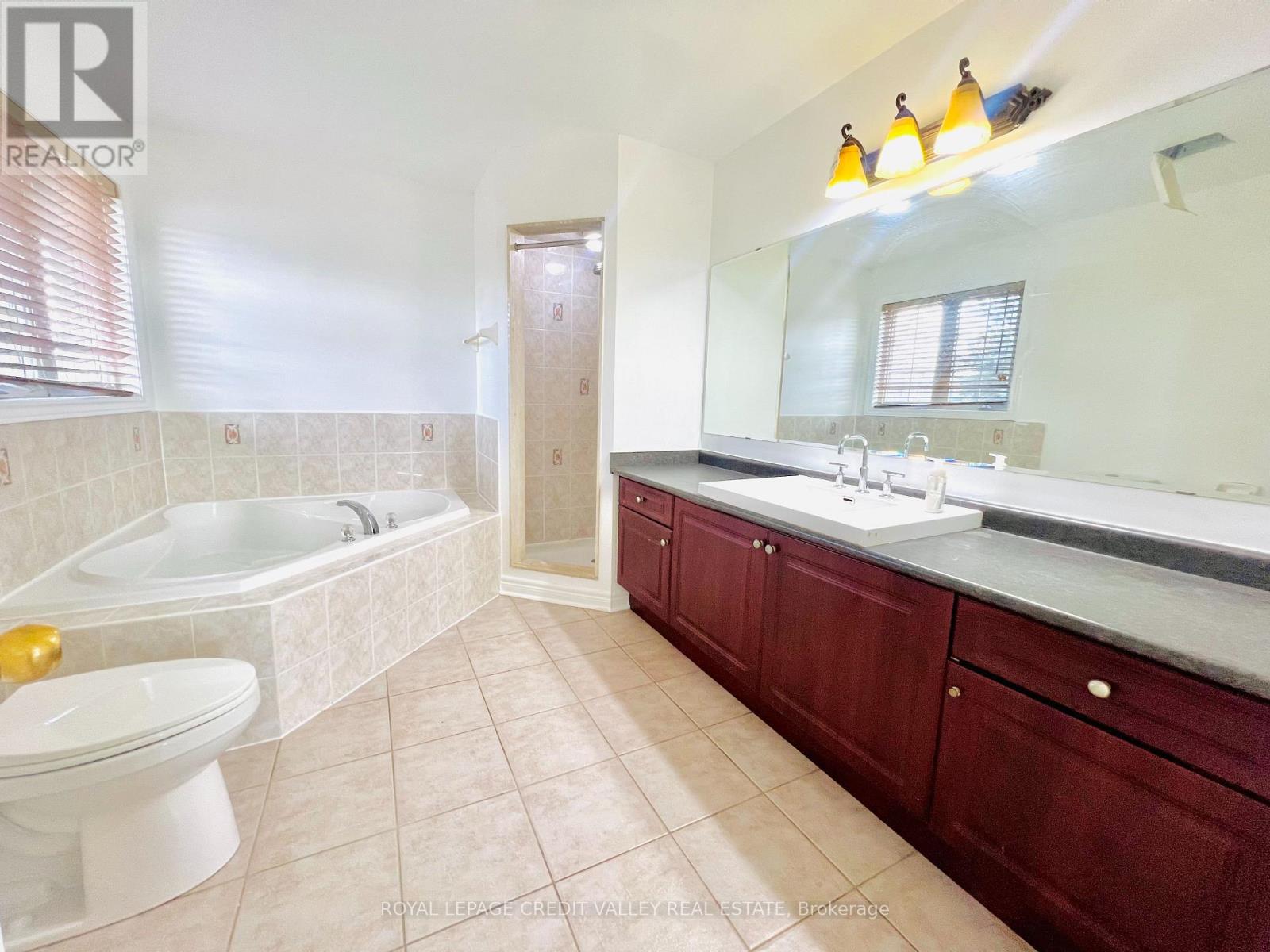 33 Fairlawn Boulevard, Brampton, Ontario L6P 2X4 - Photo 21 - W12499050