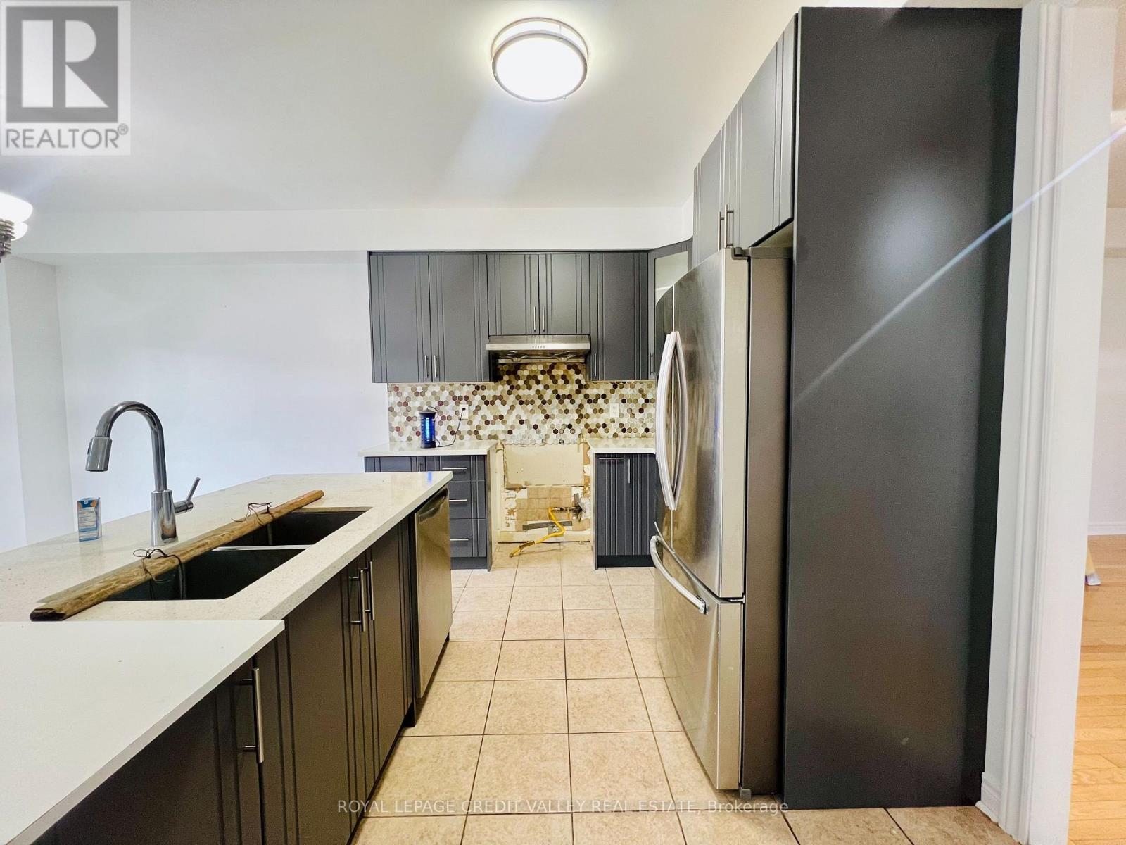 33 Fairlawn Boulevard, Brampton, Ontario L6P 2X4 - Photo 4 - W12499050