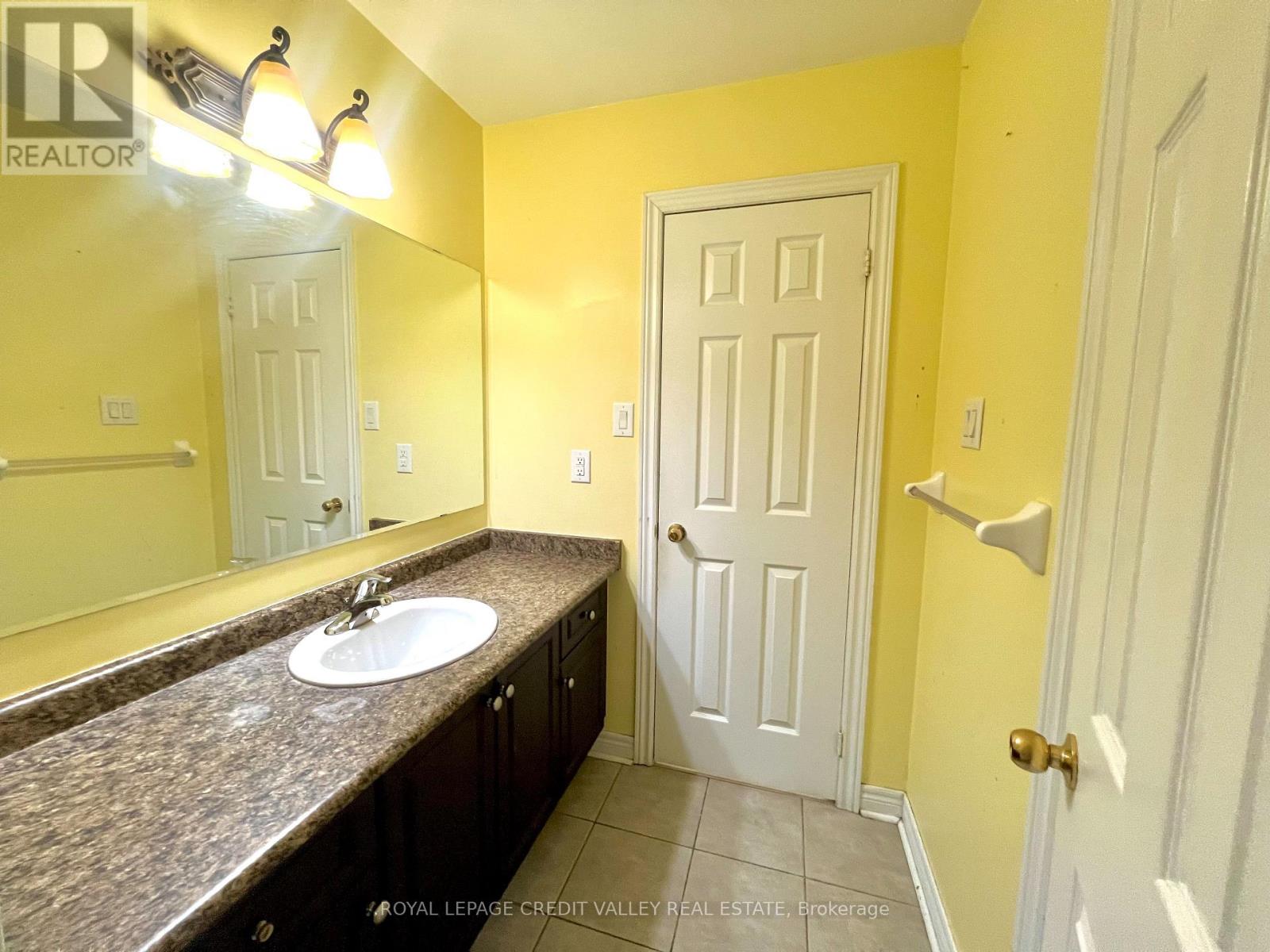 33 Fairlawn Boulevard, Brampton, Ontario L6P 2X4 - Photo 17 - W12499050