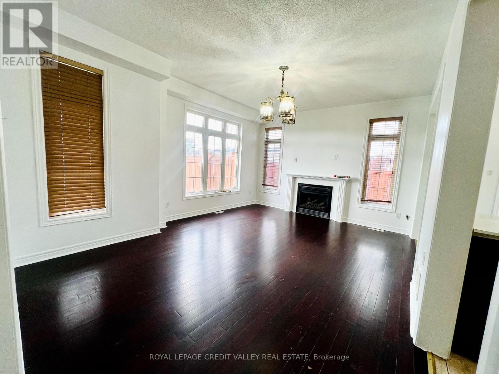 33 Fairlawn Boulevard, Brampton, Ontario L6P 2X4 - Photo 3 - W12499050