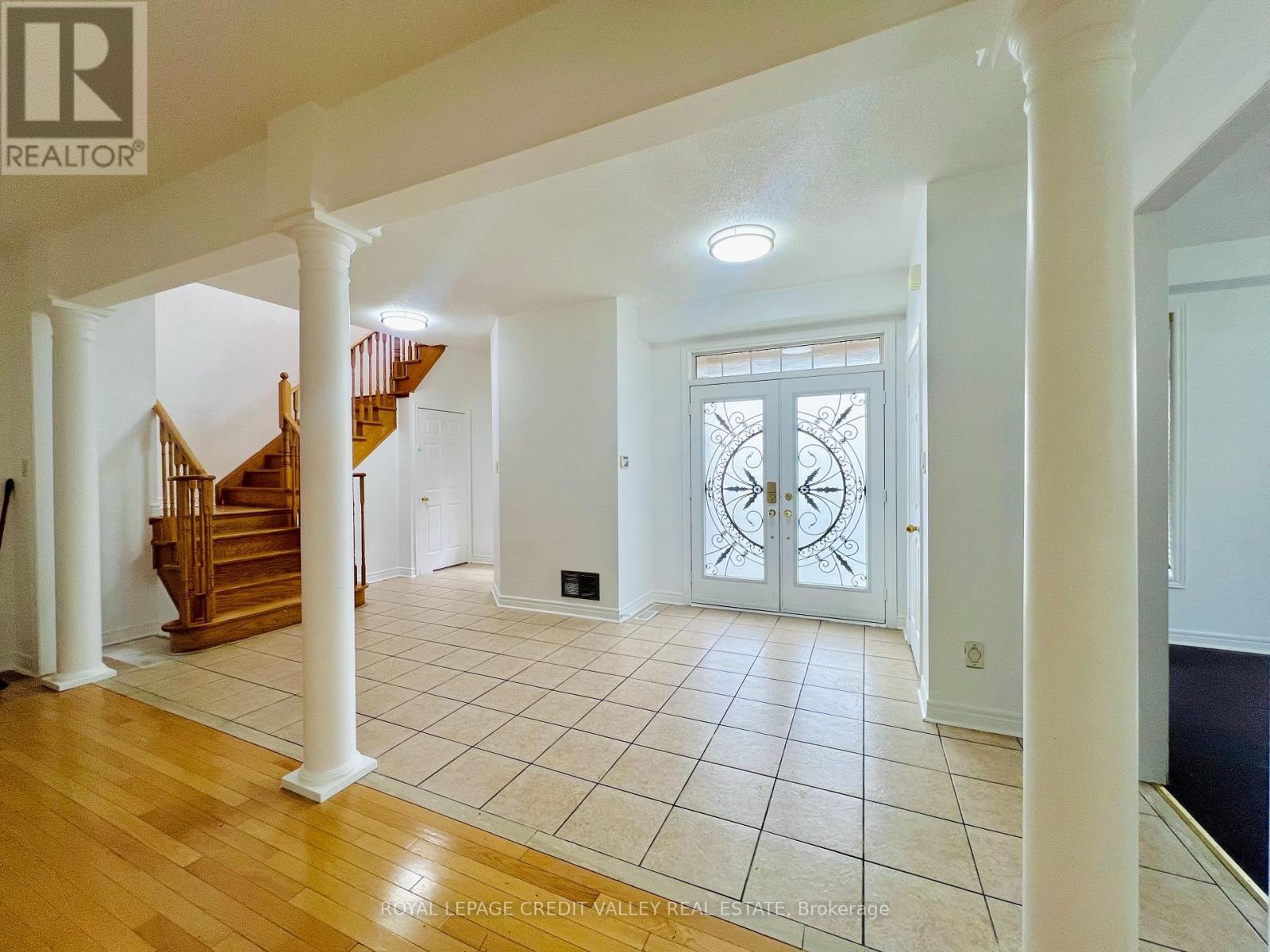 33 Fairlawn Boulevard, Brampton, Ontario L6P 2X4 - Photo 7 - W12499050