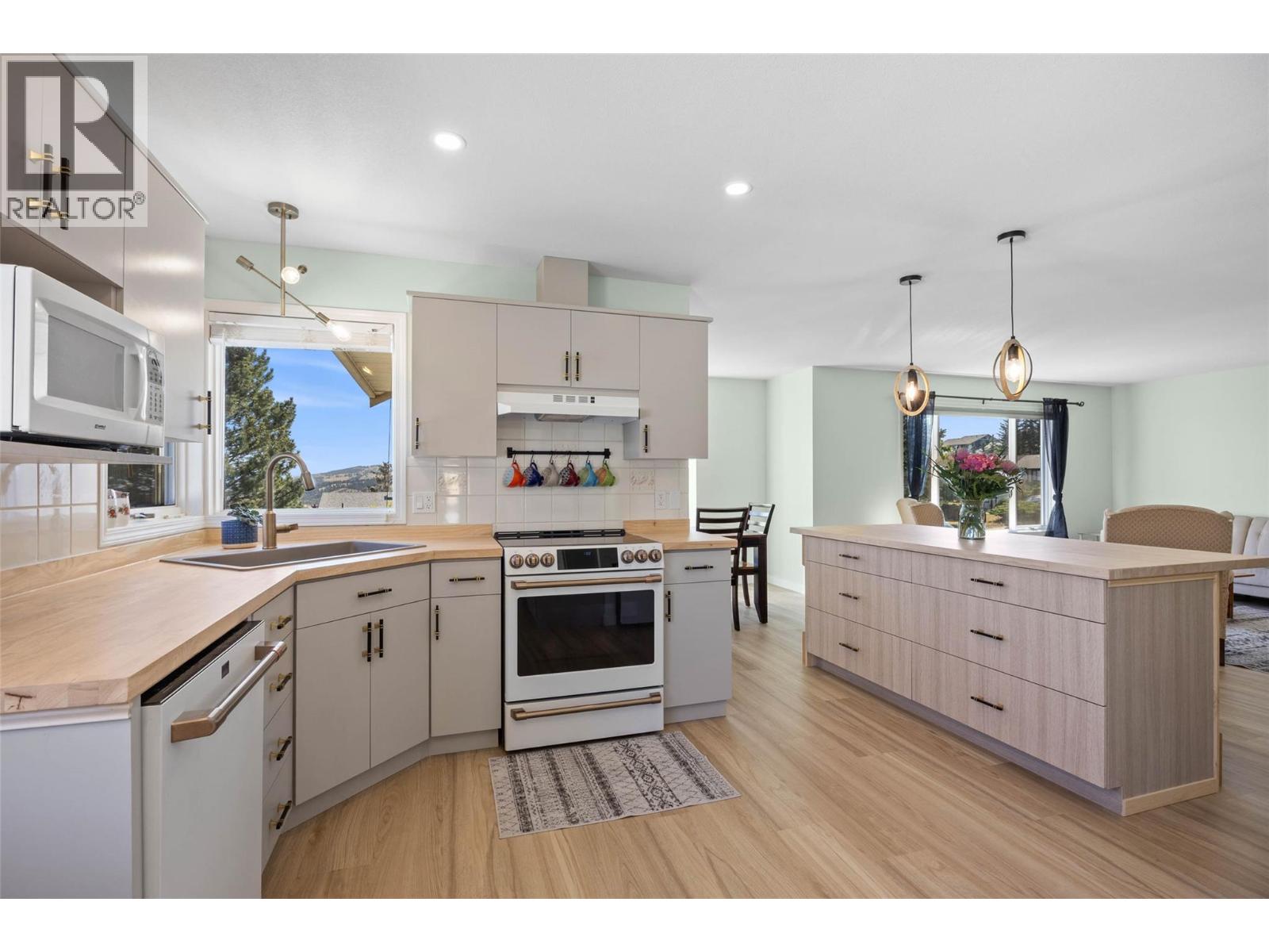 2190 GARYMEDE Drive, Kamloops, British Columbia