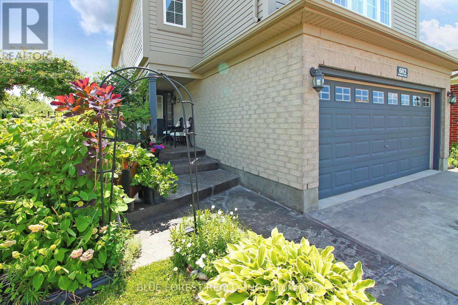 682 Hedgerow Place, London North, Ontario  N5X 4L6 - Photo 2 - X12550750