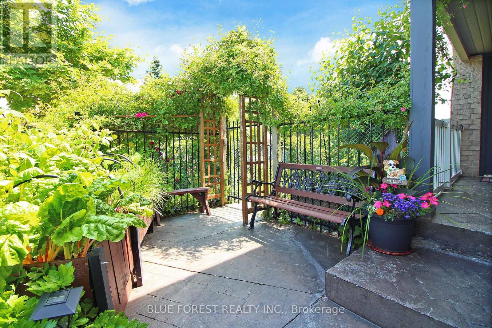 682 Hedgerow Place, London North, Ontario  N5X 4L6 - Photo 4 - X12550750