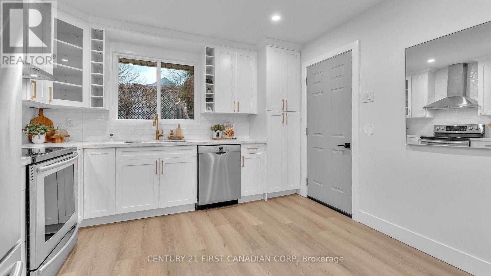 330 Southcrest Drive, London South, Ontario  N6J 1N4 - Photo 10 - X12550916