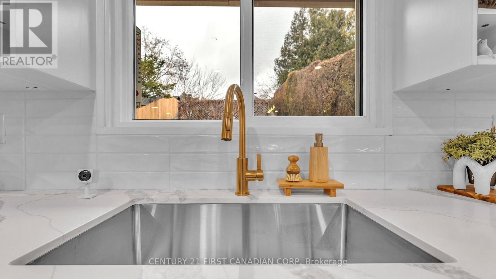 330 Southcrest Drive, London South, Ontario  N6J 1N4 - Photo 11 - X12550916