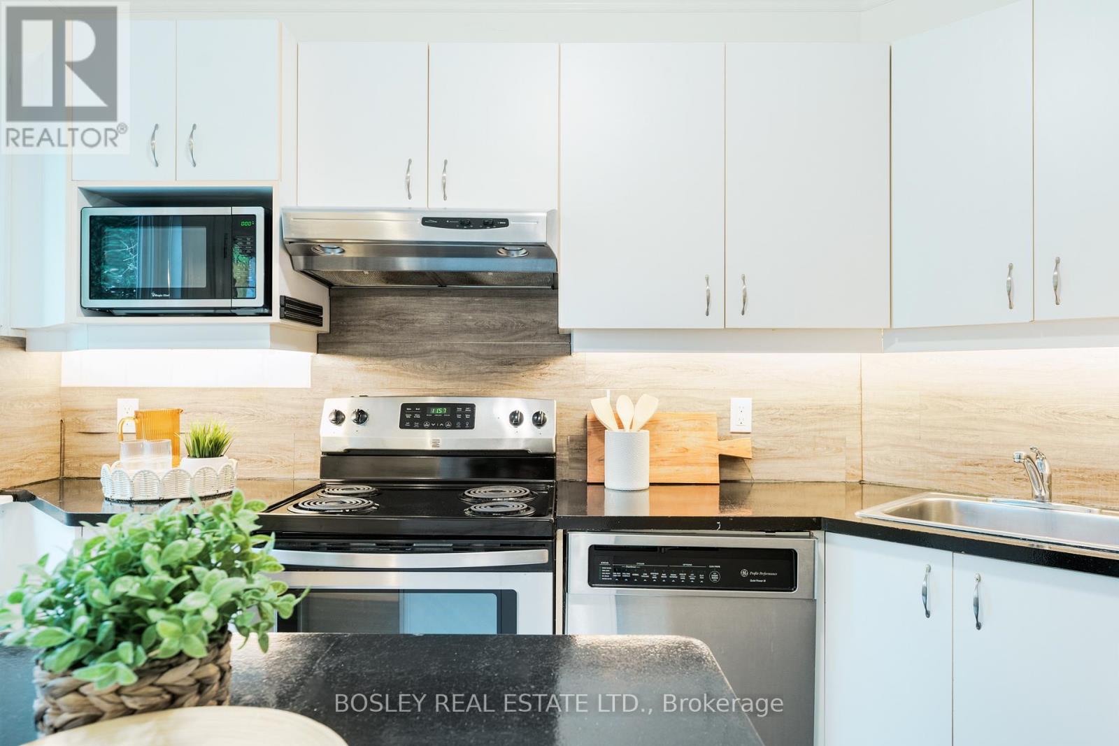 203 Virginia Avenue, Toronto, Ontario  M4C 2T6 - Photo 8 - E12550578