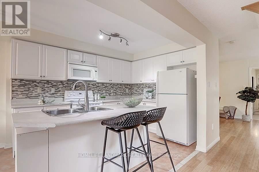 33 Brownridge Place, Whitby, Ontario  L1P 1W2 - Photo 5 - E12550604