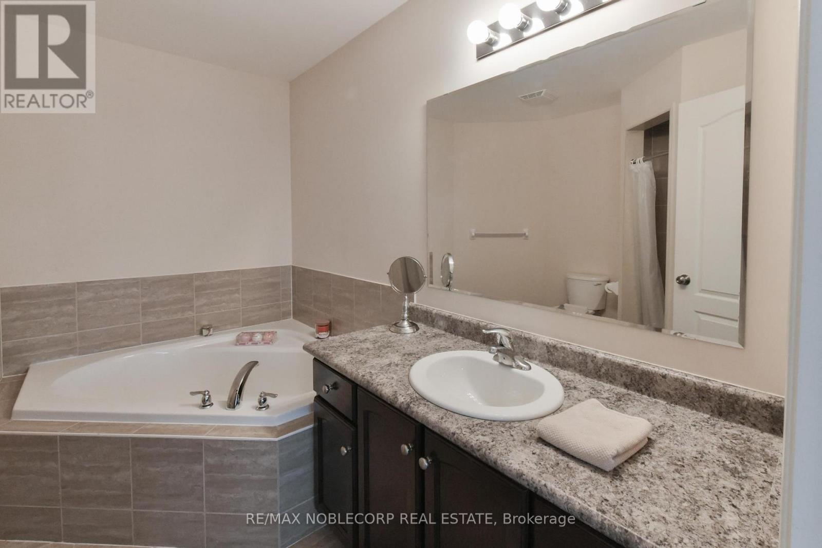 54 Long Street, Bradford West Gwillimbury, Ontario  L3Z 2A4 - Photo 21 - N12550620