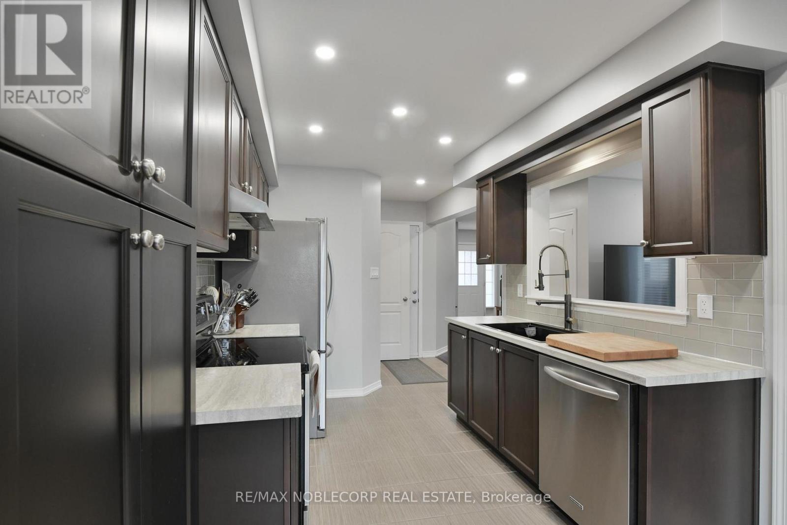 54 Long Street, Bradford West Gwillimbury, Ontario  L3Z 2A4 - Photo 9 - N12550620