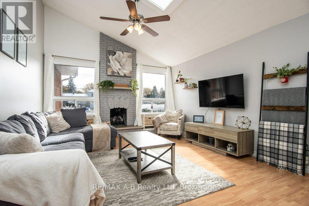 1047 Devonshire Avenue, Woodstock, Ontario N4S 5S1 - Photo 2 - X12550724