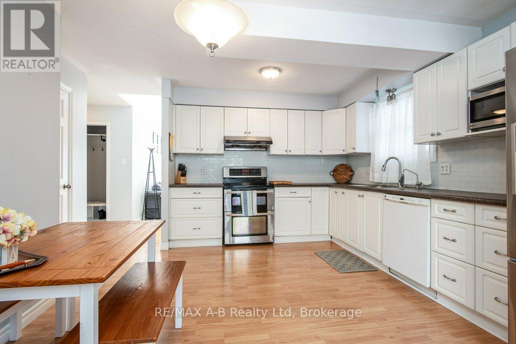 1047 Devonshire Avenue, Woodstock, Ontario N4S 5S1 - Photo 3 - X12550724