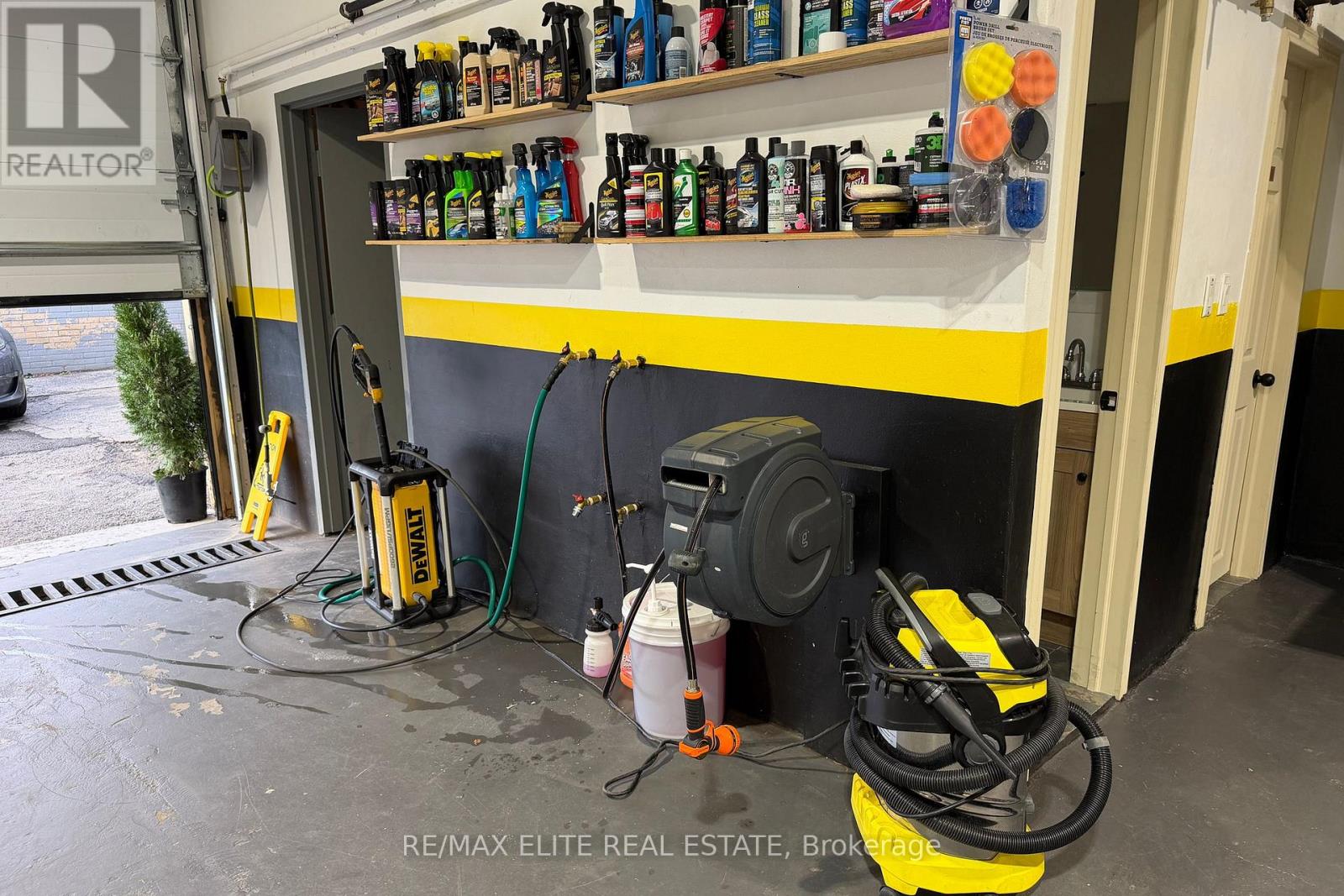 3 - 15 Milford Avenue, Toronto, Ontario  M6M 2W1 - Photo 5 - W12550602