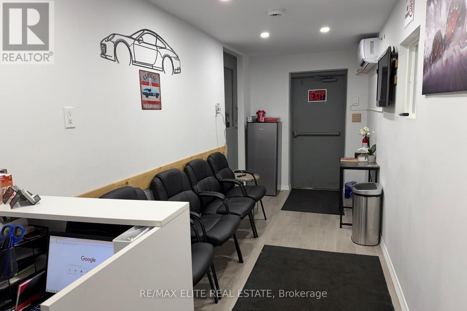 3 - 15 Milford Avenue, Toronto, Ontario  M6M 2W1 - Photo 6 - W12550602