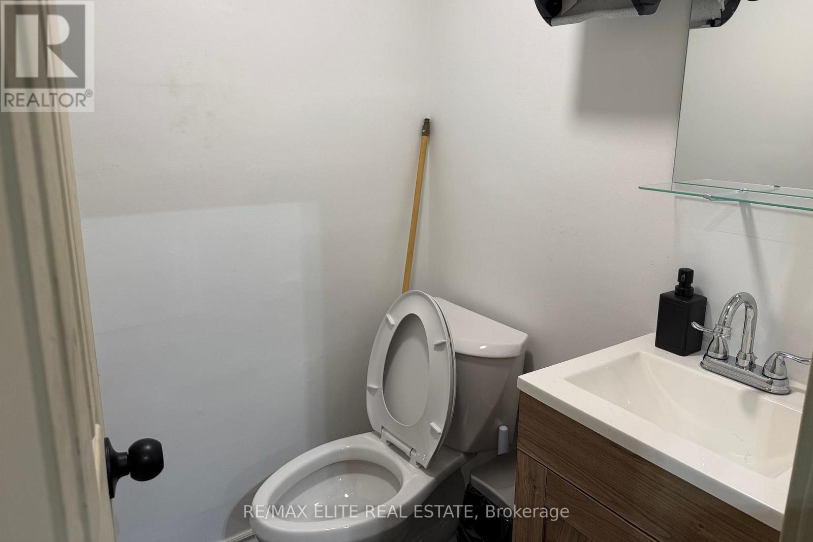 3 - 15 Milford Avenue, Toronto, Ontario  M6M 2W1 - Photo 9 - W12550602