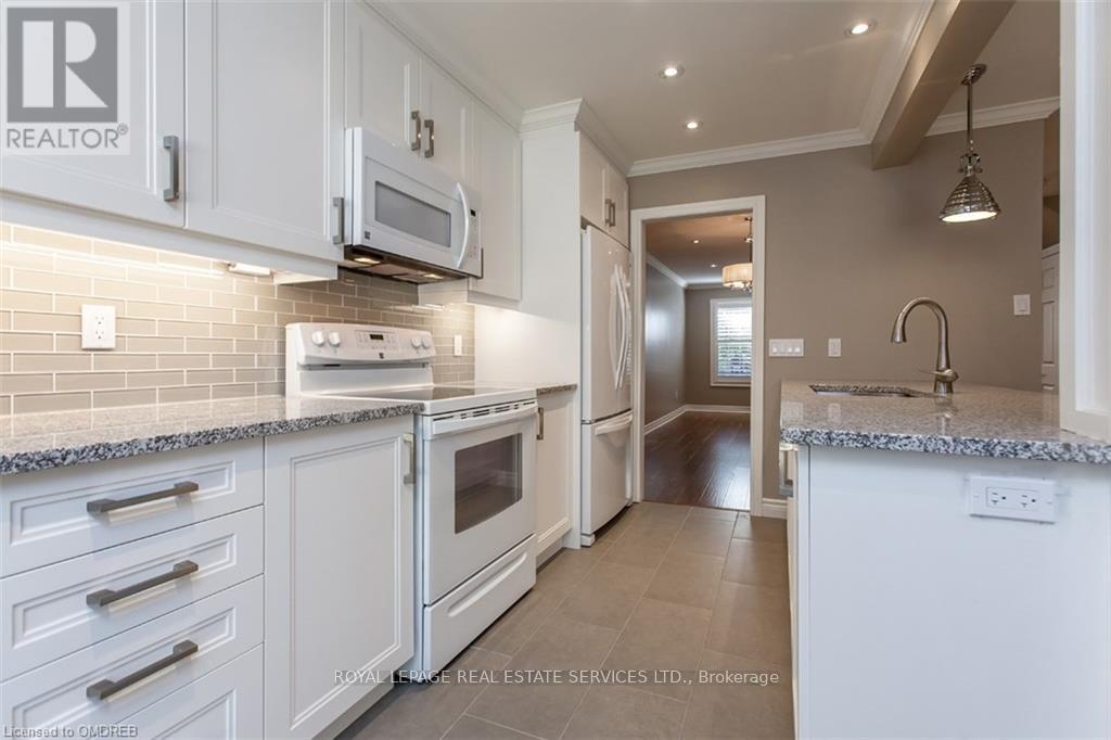 237 Ross Lane, Oakville, Ontario  L6H 5E6 - Photo 5 - W12550614