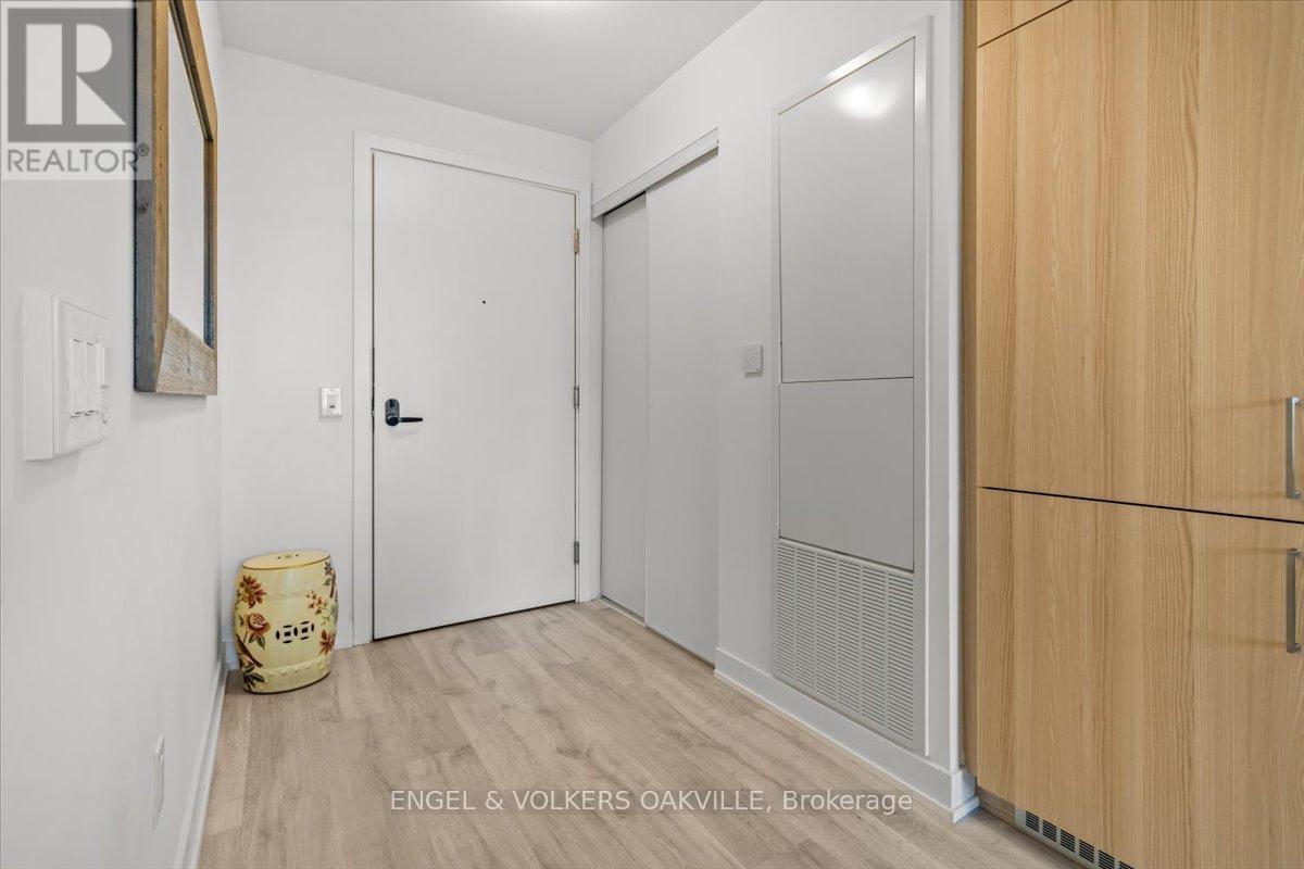 327 - 220 Missinnihe Way, Mississauga, Ontario  L5H 0A9 - Photo 8 - W12550624