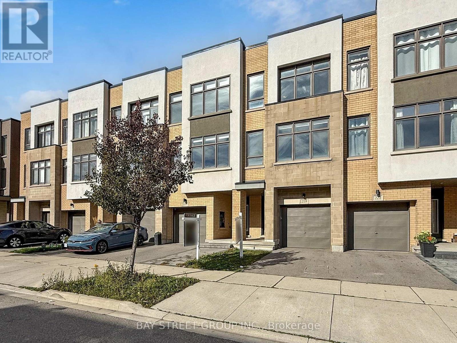 219 HUGUENOT ROAD, Oakville, Ontario