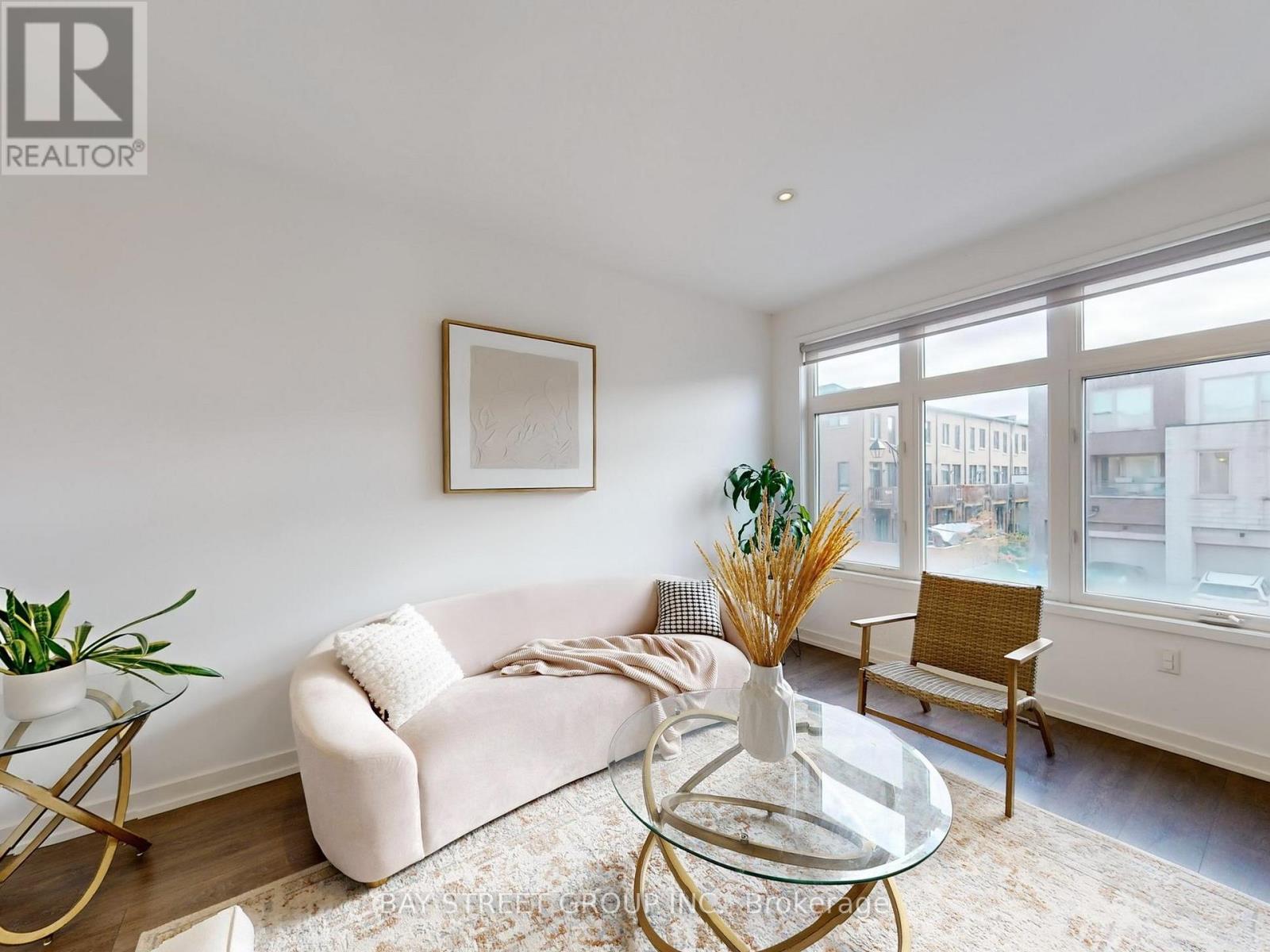 219 Huguenot Road, Oakville, Ontario  L6H 7C3 - Photo 2 - W12550648