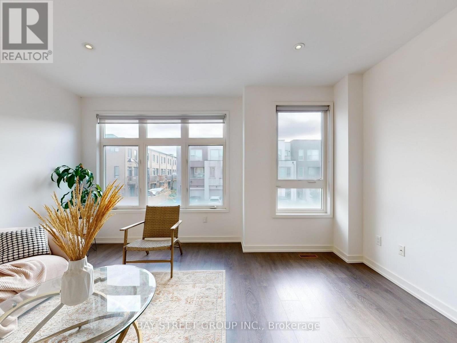 219 Huguenot Road, Oakville, Ontario  L6H 7C3 - Photo 3 - W12550648