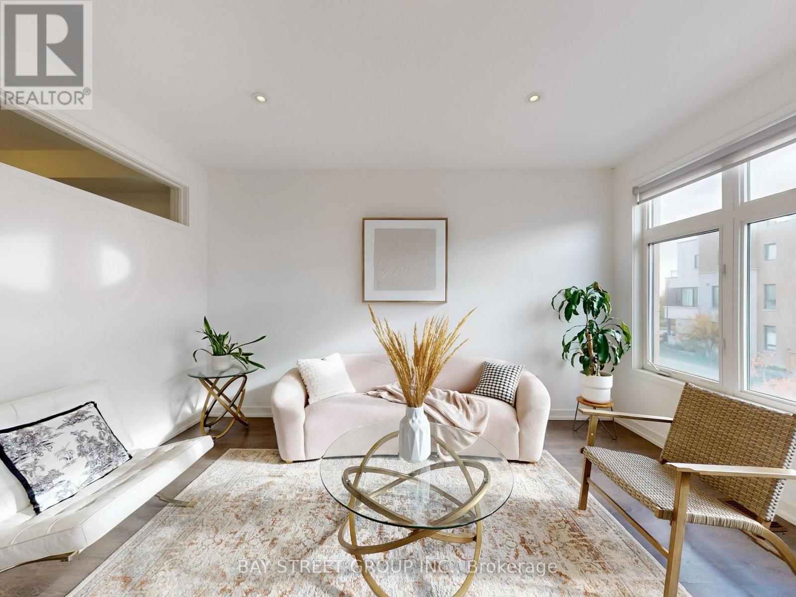 219 Huguenot Road, Oakville, Ontario  L6H 7C3 - Photo 4 - W12550648