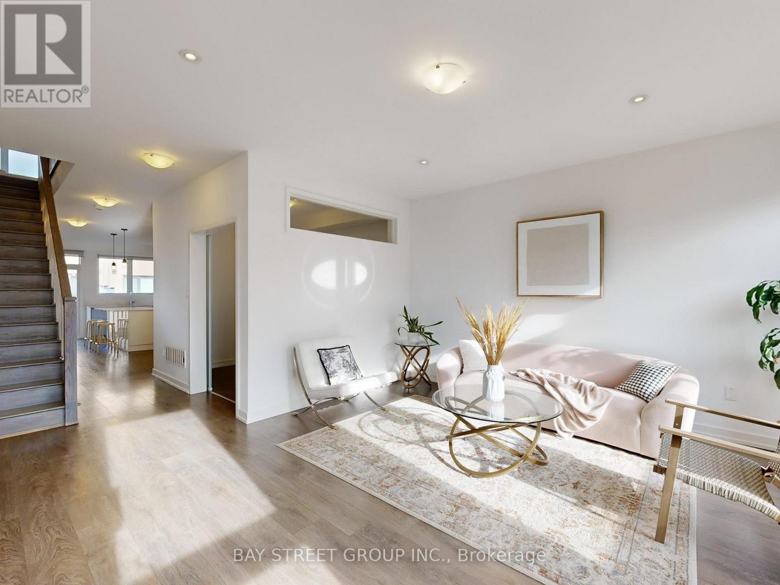 219 Huguenot Road, Oakville, Ontario  L6H 7C3 - Photo 5 - W12550648