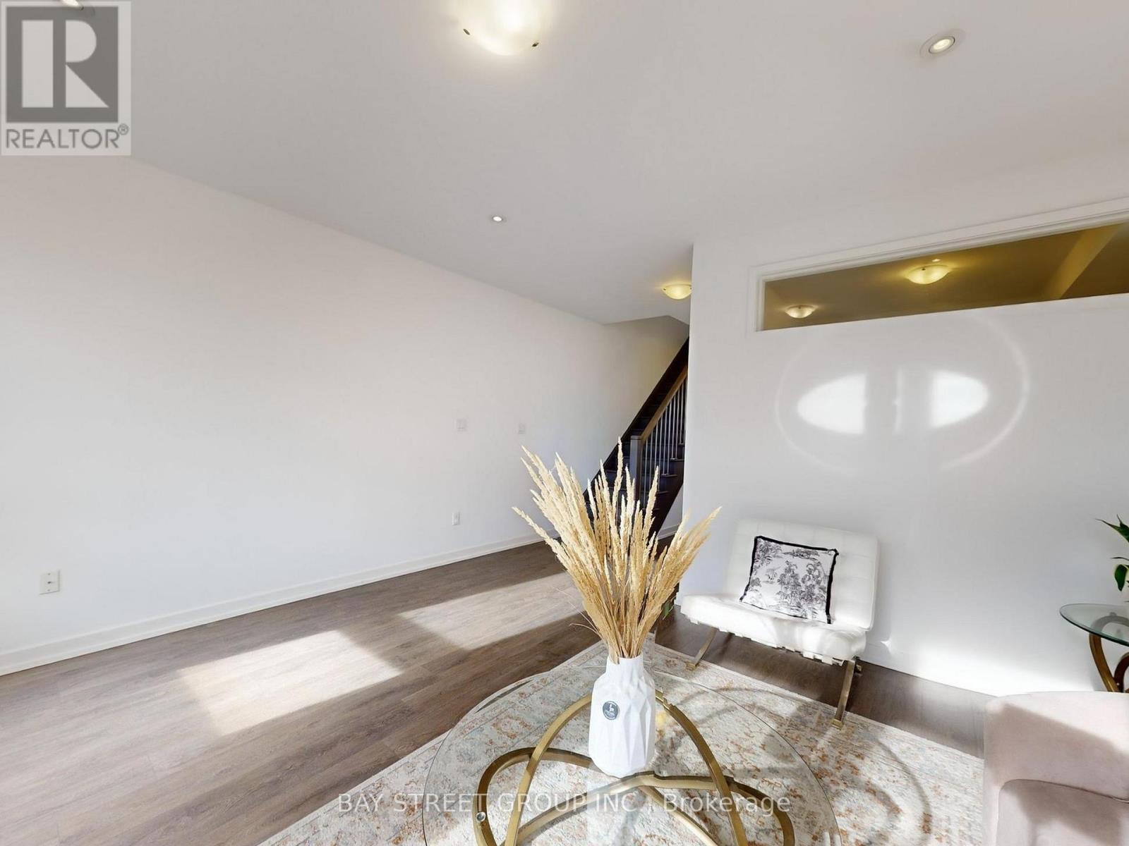 219 Huguenot Road, Oakville, Ontario  L6H 7C3 - Photo 6 - W12550648