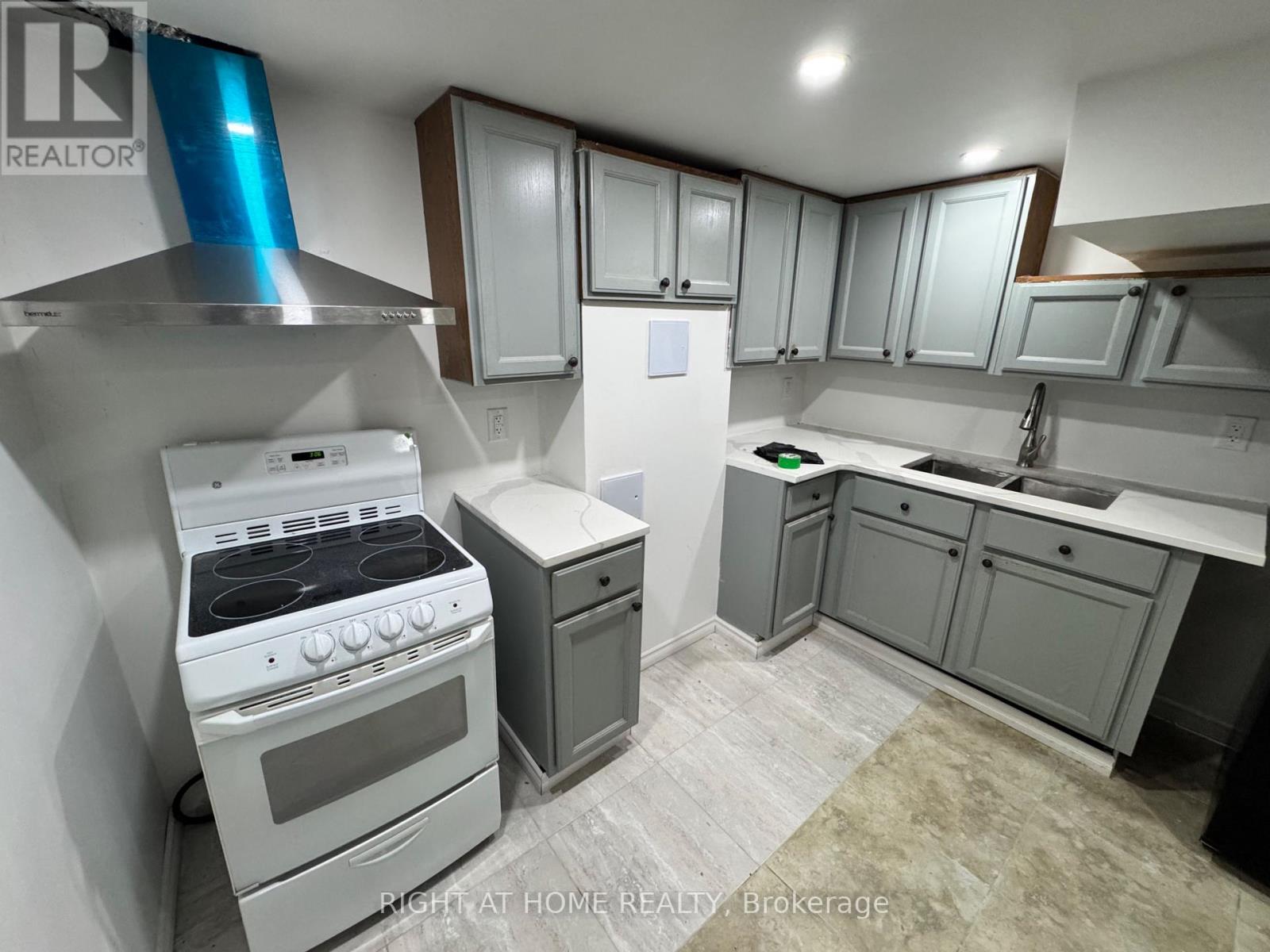 Bsmnt - 1395 Dougall Avenue, Windsor, Ontario  N8X 1R6 - Photo 2 - X12550628