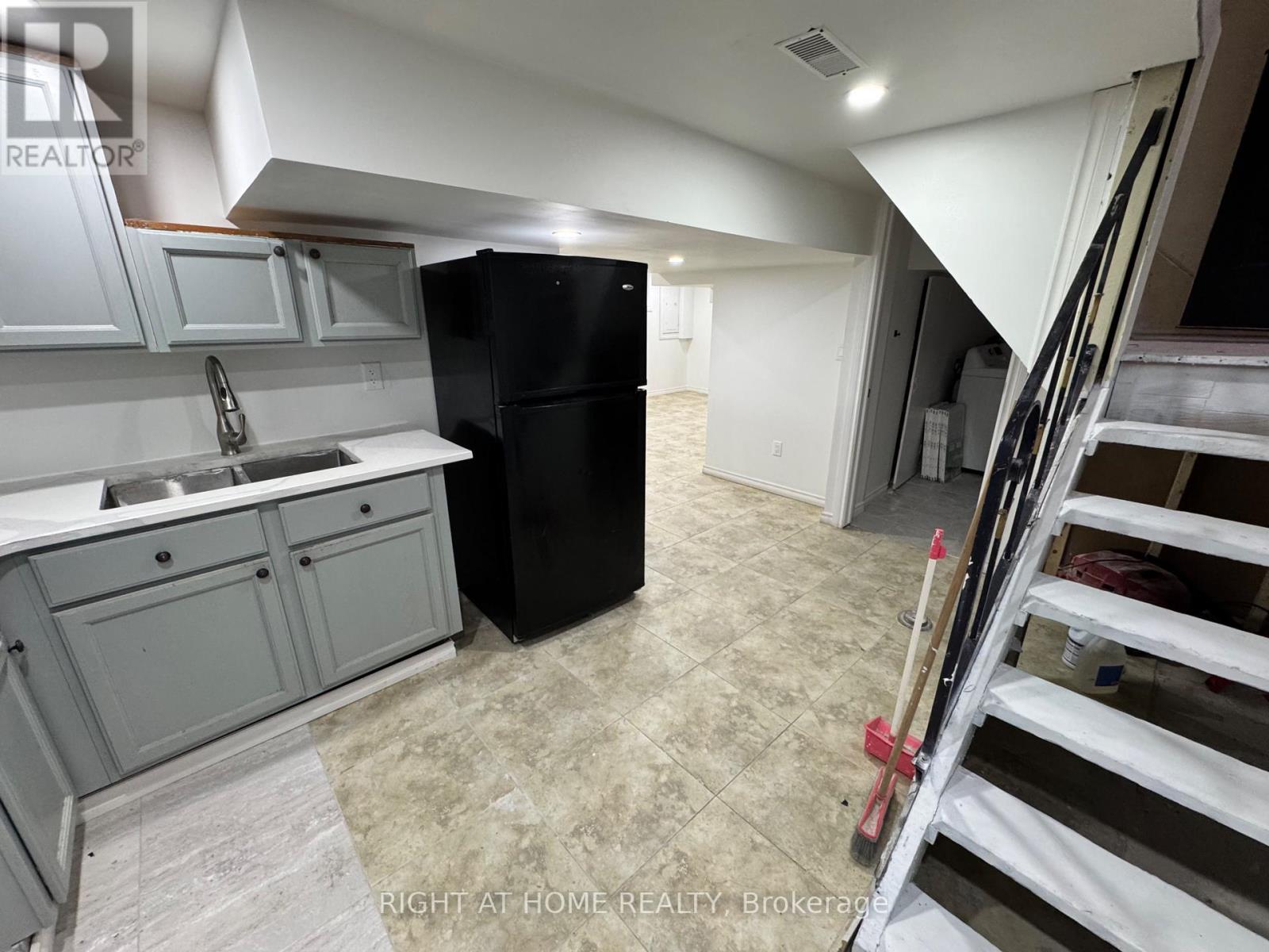 Bsmnt - 1395 Dougall Avenue, Windsor, Ontario  N8X 1R6 - Photo 3 - X12550628