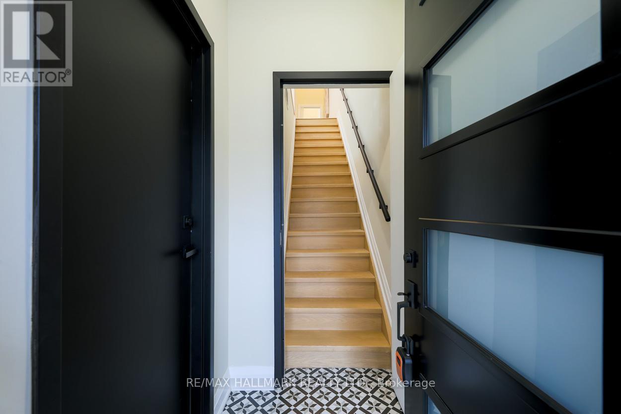 2nd Floor - 6 Luttrell Avenue, Toronto, Ontario M4C 5E3 - Photo 3 - E12550764