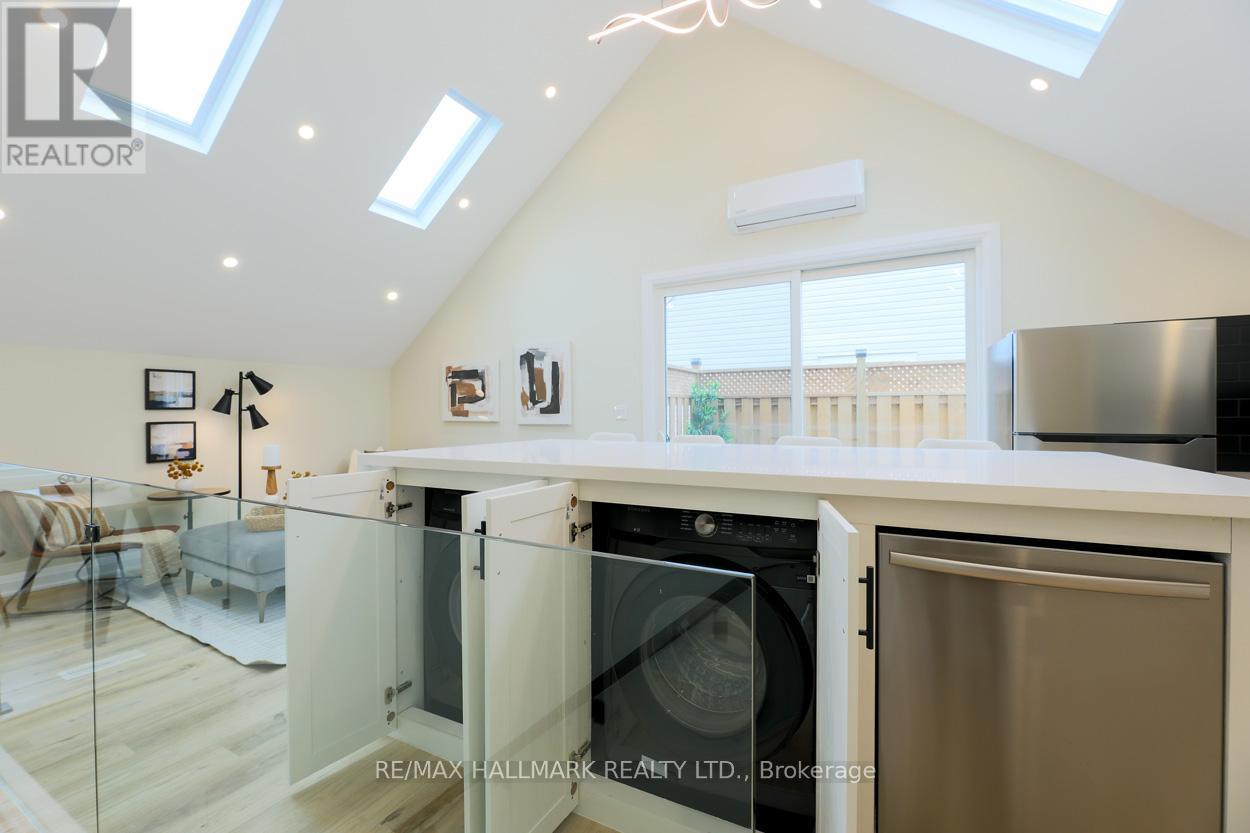 2nd Floor - 6 Luttrell Avenue, Toronto, Ontario M4C 5E3 - Photo 7 - E12550764