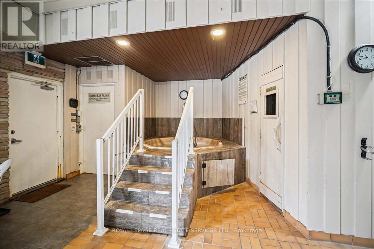 4 - 2070 Brant Street, Burlington, Ontario L7P 3A6 - Photo 24 - W12550702