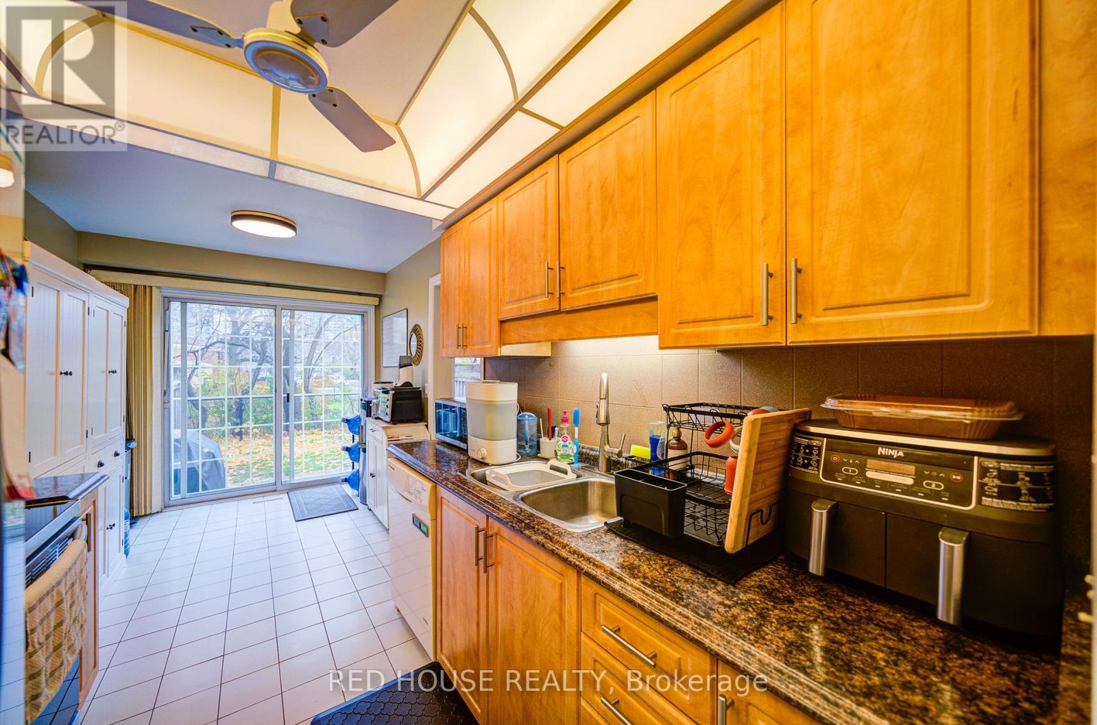 48 Heathcliffe Square, Brampton, Ontario  L6S 5R6 - Photo 16 - W12550708