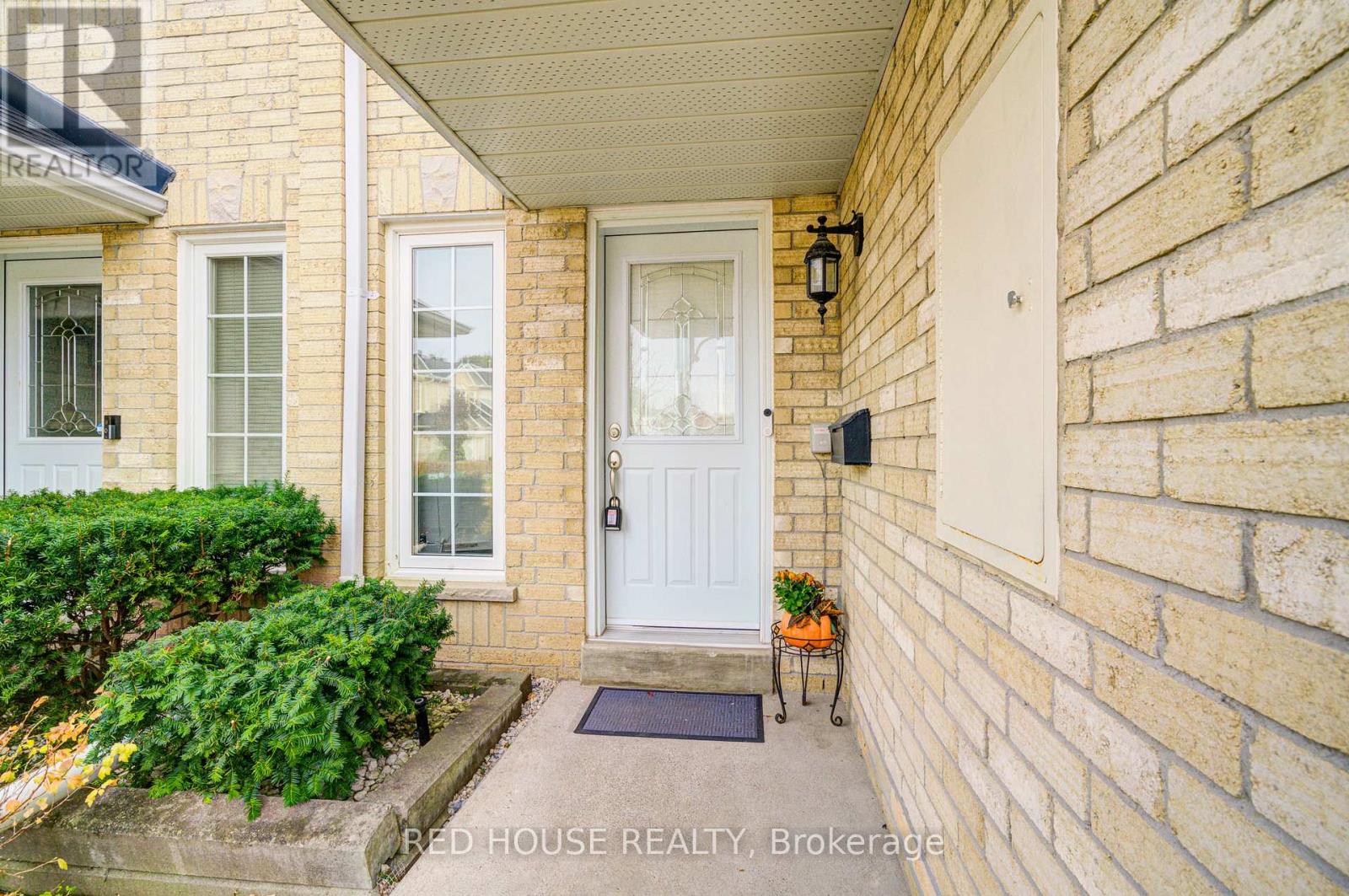 48 Heathcliffe Square, Brampton, Ontario  L6S 5R6 - Photo 3 - W12550708