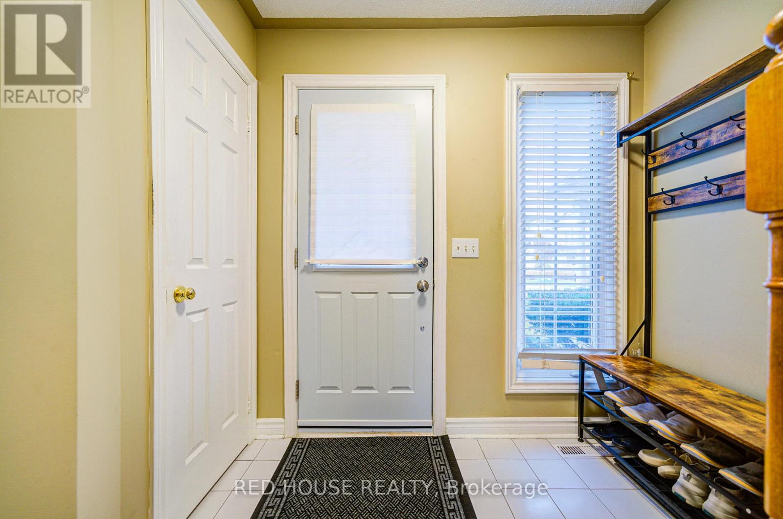 48 Heathcliffe Square, Brampton, Ontario  L6S 5R6 - Photo 4 - W12550708