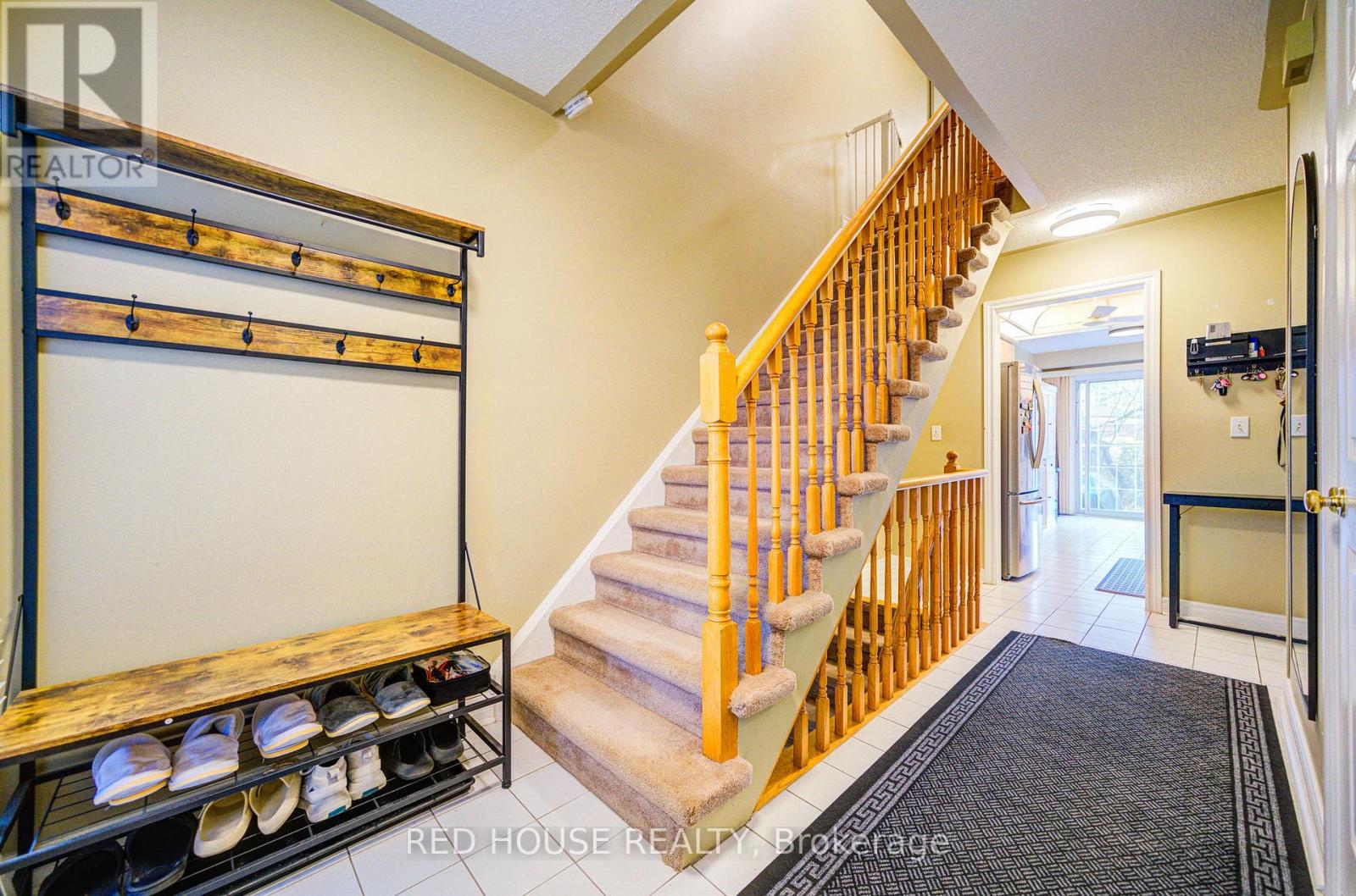 48 Heathcliffe Square, Brampton, Ontario  L6S 5R6 - Photo 5 - W12550708