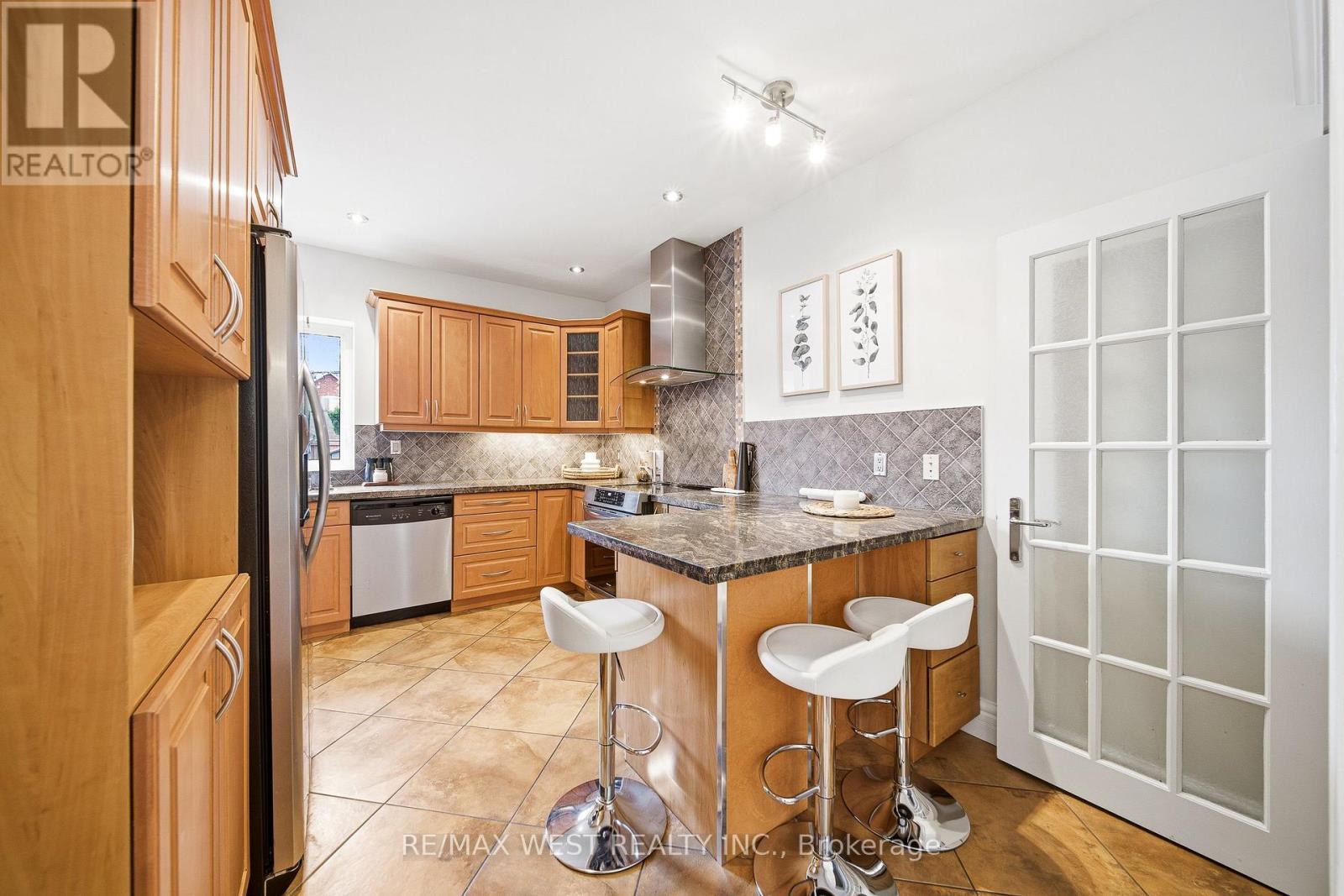 188 Fifth Street, Toronto, Ontario  M8V 2Z7 - Photo 7 - W12550810