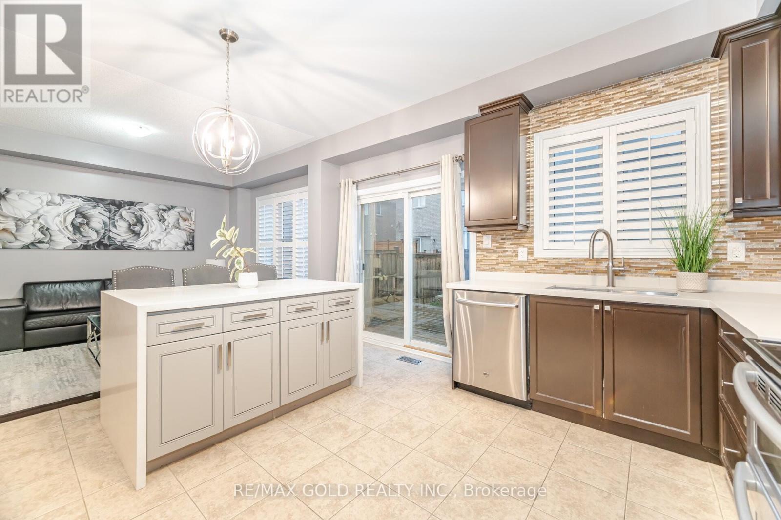 32 Daden Oaks Drive, Brampton, Ontario L6P 3R8 - Photo 10 - W12550856