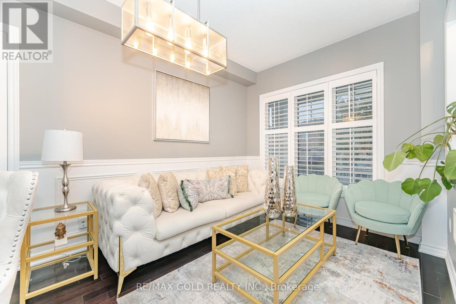 32 Daden Oaks Drive, Brampton, Ontario L6P 3R8 - Photo 2 - W12550856