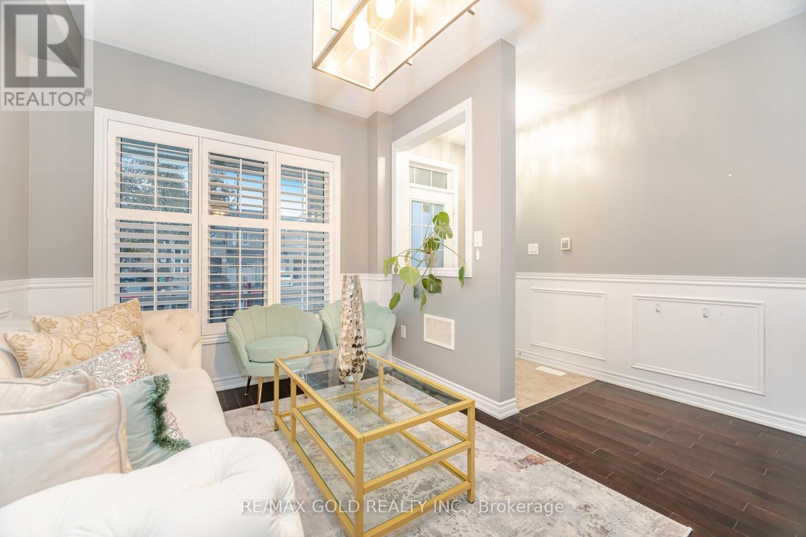 32 Daden Oaks Drive, Brampton, Ontario L6P 3R8 - Photo 3 - W12550856