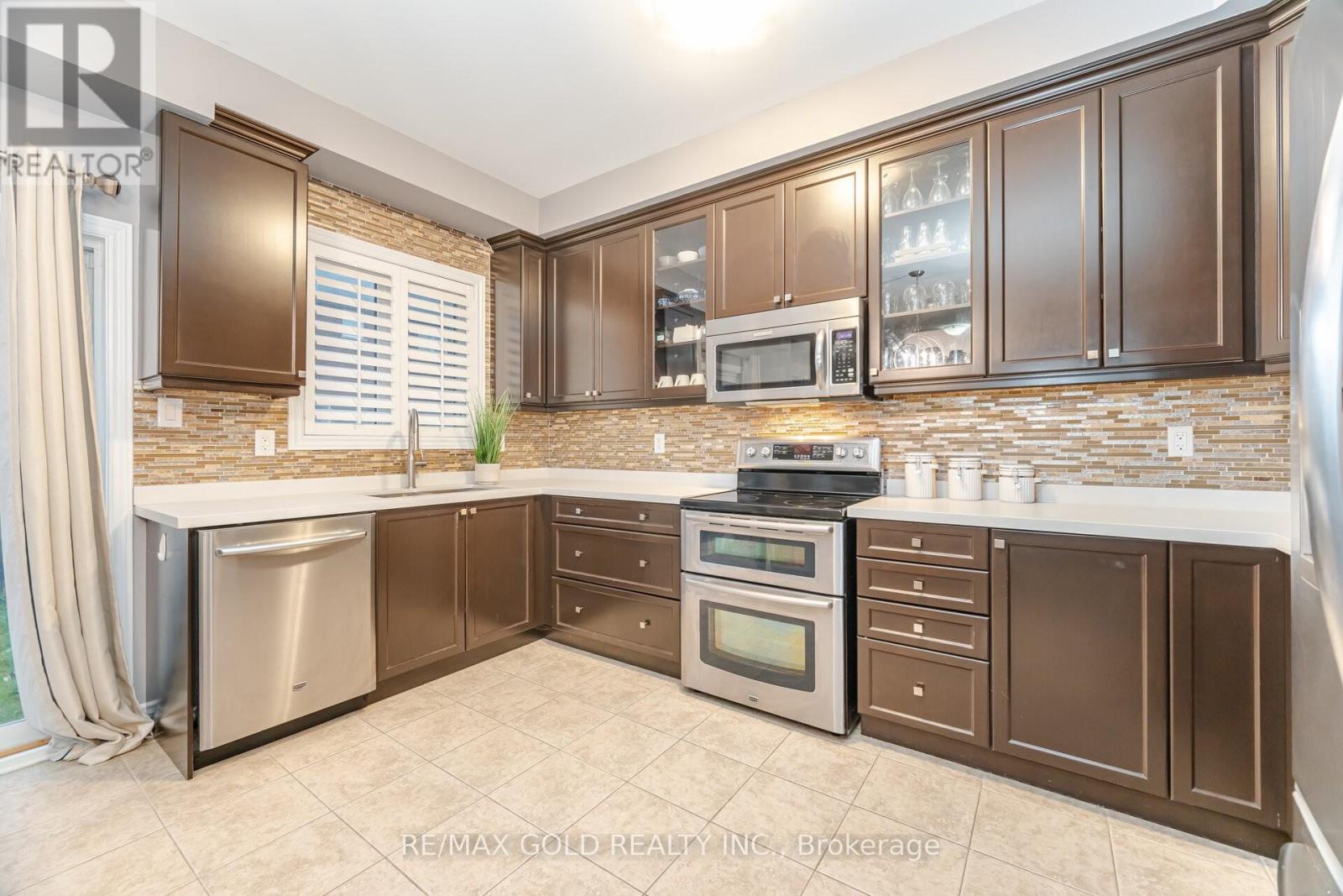 32 Daden Oaks Drive, Brampton, Ontario L6P 3R8 - Photo 8 - W12550856