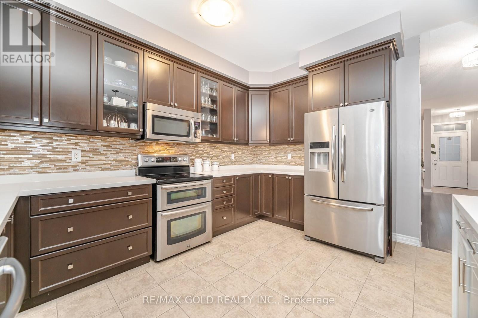 32 Daden Oaks Drive, Brampton, Ontario L6P 3R8 - Photo 9 - W12550856