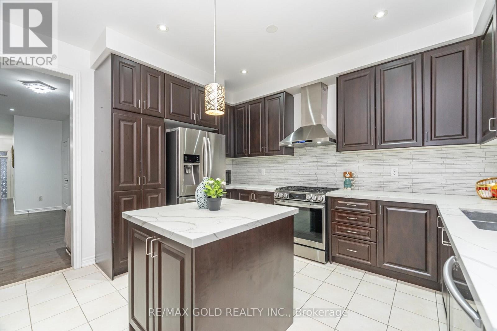 79 Lesabre Crescent, Brampton, Ontario  L6P 3Z9 - Photo 9 - W12550900